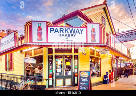 Parkway panetteria & Tavern è raffigurato al tramonto, nov. 12, 2015, New Orleans, in Louisiana. Parkway è stata fondata nel 1911 ed è noto per la sua po' ragazzi. Foto Stock