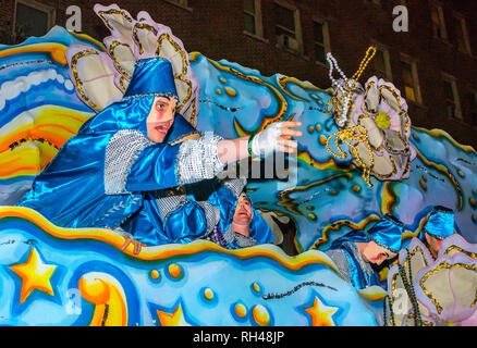 Un membro della Krewe di Hermes getta perle per la folla durante un Mardi Gras Parade, febbraio 28, 2014, New Orleans, in Louisiana. Foto Stock