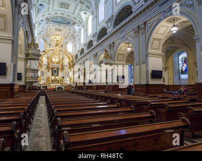 Quebec City è la cattedrale di Notre Dame interno dalla parte posteriore: interni di la Basilica Cattedrale di Notre-dame de Quebec panoramica. Ai turisti di ammirare l'edificio. Foto Stock