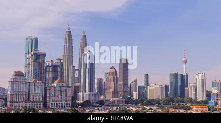 Kuala Lumpur skyline, vista città, grattacieli con un bellissimo cielo al mattino Foto Stock