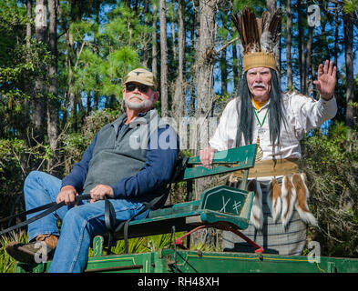 Chickasaw fictional capo indiano Slacabamorinico scorre in un carro durante il popolo del Mardi Gras Parade, Febbraio 4, 2017, in Dauphin Island, Alabama. Foto Stock