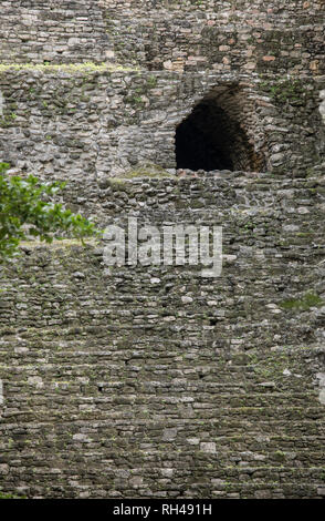 Dettaglio colpo di scale e ingresso al tempio Maya di Dzibanche, Messico. Foto Stock