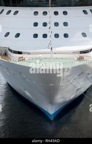 Vista ravvicinata della parte anteriore di una grande nave da crociera con atterraggio elicotteri pad. Foto Stock