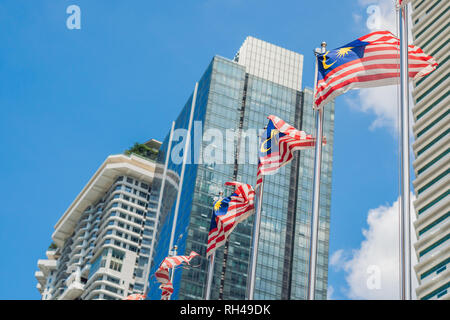 Bandiere di Malesia contro lo sfondo dei grattacieli Foto Stock