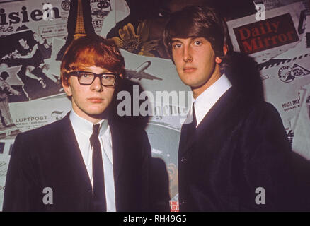 Pietro e Gordon British duo pop nel 1966. Peter Asher in bicchieri. Foto Stock