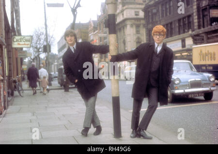 Pietro e Gordon British duo pop nel 1966. Peter Asher in bicchieri. Foto Stock