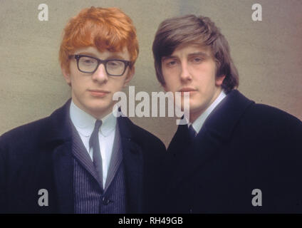 Pietro e Gordon British duo pop nel 1966. Peter Asher in bicchieri. Foto Stock