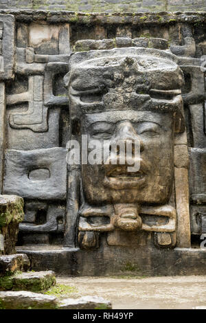 Il Olmec maschera di stile sul lato del tempio Maya di Lamanai in Belize. Foto Stock