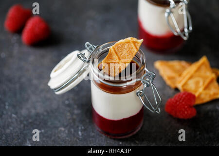 Layered panna cotta con lampone, vaniglia e sciroppo di caffè Foto Stock