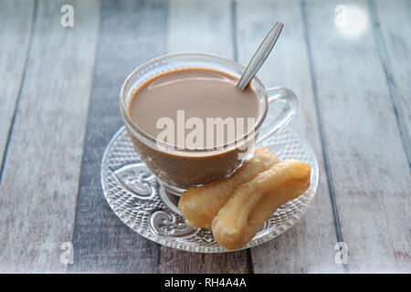 Tradizionale caffè latte e latte tè serviti con tè e Patongko (deep-pasta fritta stick) nella mattina . Foto Stock
