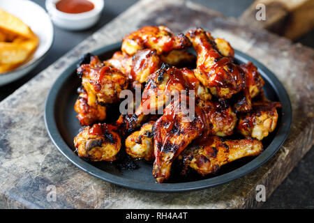 Barbecue ali di pollo con salsa Foto Stock