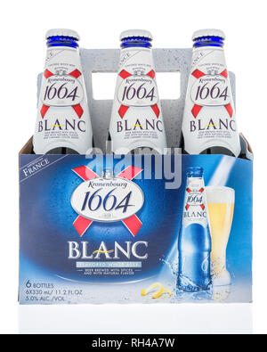 Winneconne, WI - 27 Gennaio 2019: Un six pack di Kronenbourg 1664 Blanc birra su un sfondo isolato Foto Stock