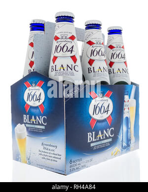 Winneconne, WI - 27 Gennaio 2019: Un six pack di Kronenbourg 1664 Blanc birra su un sfondo isolato Foto Stock