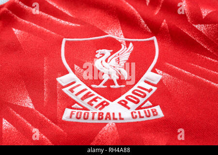 Bangkok, Tailandia - 17 Gennaio 2019: Close-up di Liverpool FC football home jersey circa 1989-1991 con club emblema Foto Stock