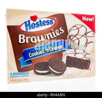 Winneconne, WI - 27 Gennaio 2019: un pacchetto di Hostess brownie cookies e creme isolato su un background Foto Stock