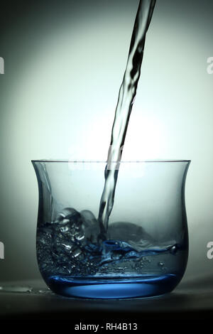 spruzzi d'acqua in un bicchiere Foto Stock