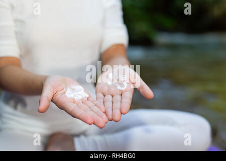 Un repellente per le zanzare. Le donne usano repellente per insetti crema nella foresta. Foto Stock