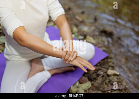 Un repellente per le zanzare. Le donne usano repellente per insetti crema nella foresta. Foto Stock