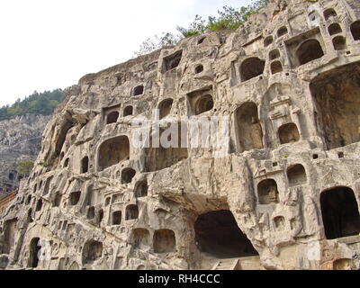 Luoyang le Grotte di Longmen. Rotture di Buddha e le grotte di pietra e sculture in Le Grotte di Longmen a Luoyang, Cina. Preso il 14 ottobre 2018. Foto Stock