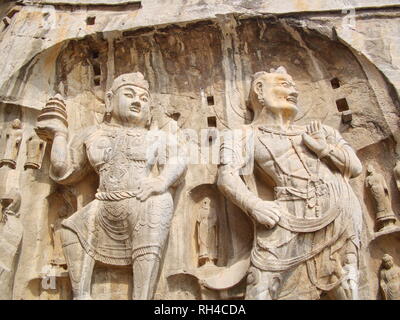 Luoyang le Grotte di Longmen. Rotture di Buddha e le grotte di pietra e sculture in Le Grotte di Longmen a Luoyang, Cina. Preso il 14 ottobre 2018. Foto Stock