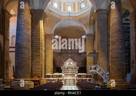 Alghero, Sardegna / Italia - 2018/08/07: Interno della cattedrale di Alghero chiesa, conosciuta anche come la Cattedrale di Santa Maria Immacolata - Duomo di Alghero - Foto Stock