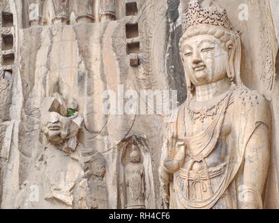 Luoyang le Grotte di Longmen. Rotture di Buddha e le grotte di pietra e sculture in Le Grotte di Longmen a Luoyang, Cina. Preso il 14 ottobre 2018. Foto Stock