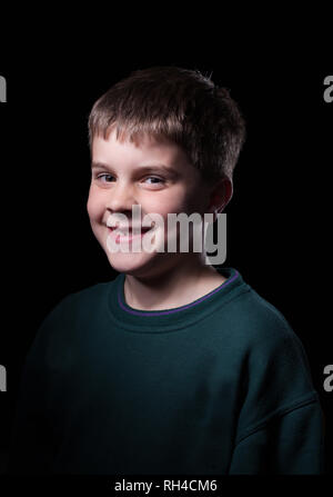 Studio dei colpi di giovane ragazzo con breve marrone capelli, indossando il ponticello verde Foto Stock