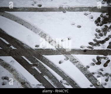 Ingombro e la traccia di auto ruota sul terreno di neve Foto Stock