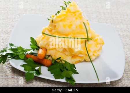 Cucina scozzese. Mash combinato svedese di rape e patate (Clapshot) servita con carote e verdi Foto Stock