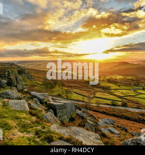 La fantastica vista dal bordo Curbar nel Parco Nazionale di Peak District Foto Stock