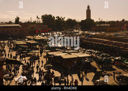 Vista del vivace mercato souk in Djemaa El Fna, Marrakech, Marocco Foto Stock