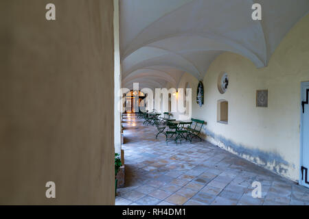 Il chiostro del convento in Baviera attrezzato con tavolo e sedie fornisce un ambiente contemplativa Foto Stock