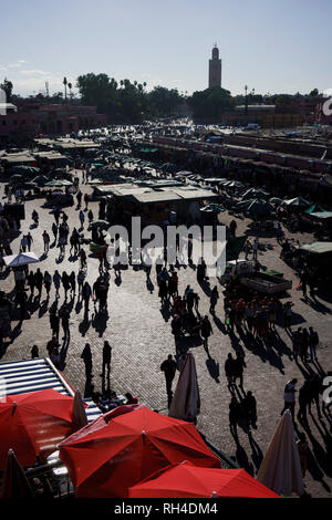 Vista del vivace mercato souk in Djemaa El Fna, Marrakech, Marocco Foto Stock