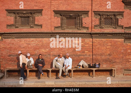 La popolazione locale rilassante al di fuori del palazzo di Durbar Square, Patan (Lalitpur), Valle di Kathmandu, Nepal Foto Stock