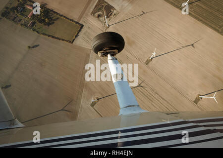 Vista aerea da aeroplano di turbine eoliche in campo rurale, Brandeburgo, Germania Foto Stock