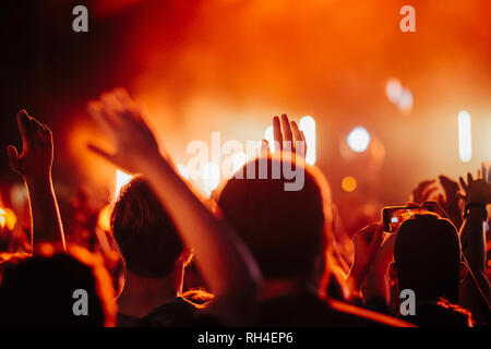 Guardare la folla di concerto e di tifo Foto Stock