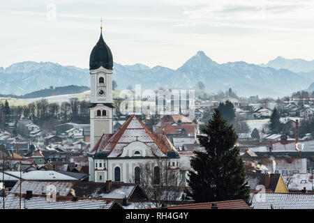 NESSELWANG, Germania - Dicembre 2018: vista la mattina su Nesselwang centro storico con Alpi sullo sfondo. Foto Stock