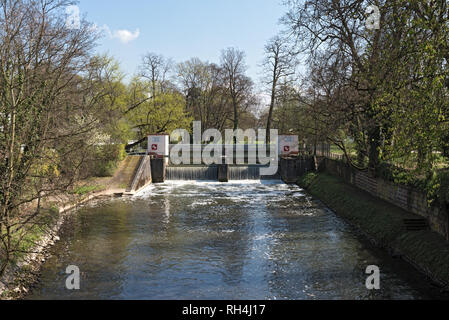 Un piccolo sbarramento del fiume Nidda a Francoforte in Germania Foto Stock