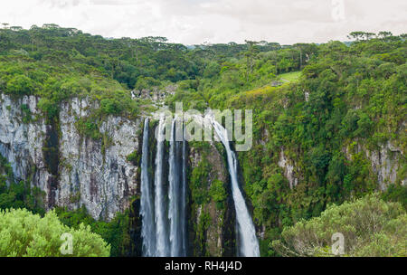 Splendido paesaggio del Canyon Itaimbezinho e verde foresta pluviale, Cambara do Sul Rio Grande do Sul - Brasile Foto Stock