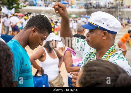 SALVADOR, Brasile - 2 febbraio 2016: un sacerdote al Festival di Yemanja esegue una benedizione nel nome della dea della fertilità sulla spiaggia. Foto Stock