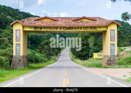 Portico di ingresso della cittadina turistica di Cambara do Sul, città del canyon. Foto Stock