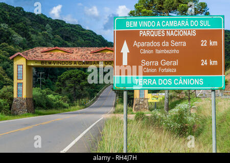 Portico di ingresso della cittadina turistica di Cambara do Sul, città del canyon. Foto Stock
