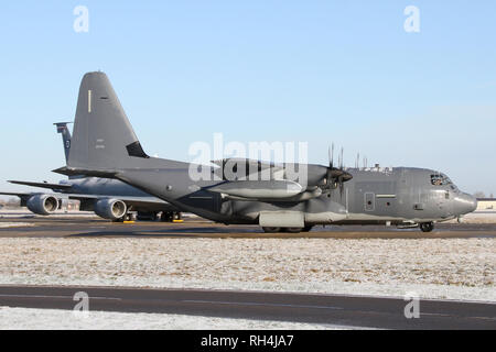 352 Special Operations Wing MC-130J di rullaggio per la partenza dopo lo sbrinamento a RAF Mildenhall in un freddo gelido e la mattina. Foto Stock