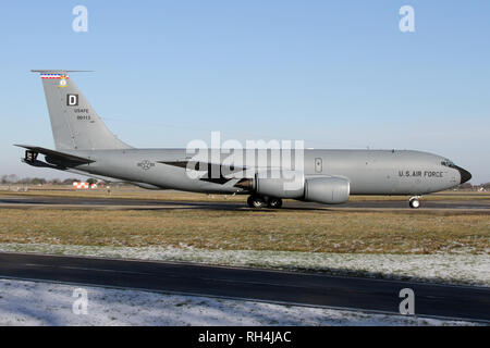 Resident 100th Air Refuelling Wing tanker tassare a Mildenhall per la partenza. Inusitatamente, il velivolo è contrassegnato con un numero di serie errato. Foto Stock