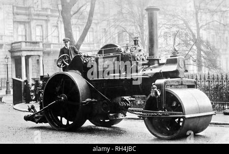 Rullo di vapore un Aveling & Porter R10 rullo di vapore in uso presso la City of Westminster circa 1905 Foto Stock