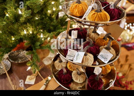 Wilton, CT, Stati Uniti d'America. Nov 2018. Unico fatto artigianale artigianato decorativo presso lo storico fienile di Natale. Foto Stock