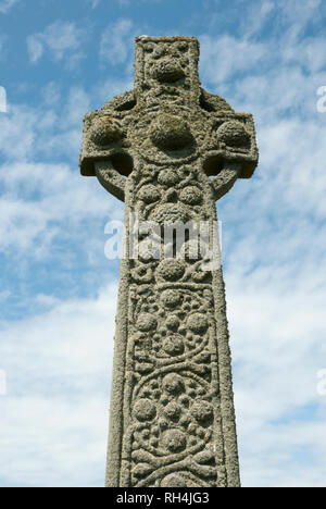 Il gaelico scolpita Cross, St Martins Croce di Iona, raggiungendo il cielo con il blu del cielo e soffici nuvole in background. Probabilmente 800 annuncio. Foto Stock