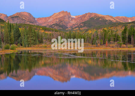 Sunrise, Dawn, Sprague Lago, Sprague Lago Trail, Rocky Mountain National Park, Estes, Colorado, STATI UNITI D'AMERICA Foto Stock