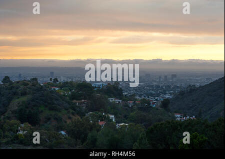 Vista di Los Angeles dalle colline di Hollywood al tramonto. Foto Stock