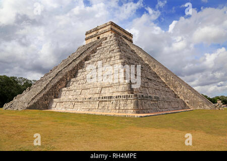 El Castillo o tempio di Kukulcan piramide di Chichén Itzá, Yucatan, Messico Foto Stock